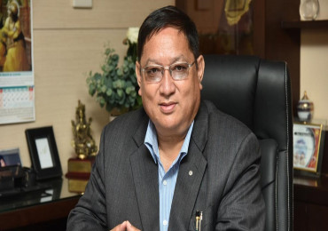 चितवन–२ का कांग्रेस उम्मेदवार श्रेष्ठको प्राडो कारमा तोडफोड